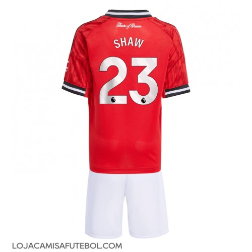 Camisa de Futebol Manchester United Luke Shaw #23 Equipamento Principal Infantil 2025-26 Manga Curta (+ Calças curtas)